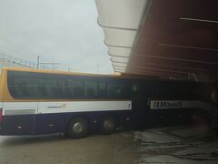 3日間かけて歩いた道のり（歩いたルートとは違いますが）をわずか1時間10分でサンティアゴ・デ・コンポステーラに戻ってきました…