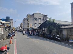 有名な葱油餅が食べたくて老牌炸弾葱油餅へ。
並んでます！