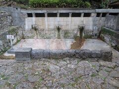 仲村渠樋川（なかんだかりひーじゃー）。仲村渠集落の共同用水施設。水は流れておらず、現在は使われていないようだ。