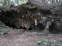 藪地島にある藪地洞穴遺跡（ジャネー洞）。1959年に発見され、翌年の調査によって約6500年前の土器や貝の鏃（やじり）等が発見された。