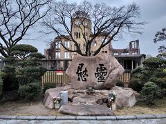 翌朝、早朝おっ散歩に出かけます。

徒歩３０分ほどで原爆ドームに到着。
