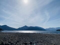 庭を出て、道路を渡ると中禅寺湖。
中禅寺湖って下界との交通手段はいろは坂だけっぽいので、陸の孤島というか、秘境感があります。
山をはるばる登って来たら、こんな静かで美しい湖が現れる感じ魅力なんだろうと思いました。