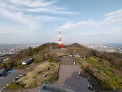 すばらしい景色☆

右側は湘南の海☆
そして、平塚の街並みが両側に見えます。

鉄塔はテレビ局の中継局となっているアンテナで、マニアックな話ですが、地上波というのは一般的に「水平」方向に電波を飛ばしていますが、ここから出ている電波は「垂直」方向に電波を出しているタイプで、周辺の混信を防ぐために電波の出し方を変えています。

ま、「縦」か「横」かの違いです。笑

全国的にも時々やっている方式で、隣の県と近い場合や、関東のように ごちゃごちゃ電波が飛び交っている場合など、混信対策としてやっていたりします。

なので、神奈川西部周辺の家々のアンテナは垂直方向の電波をキャッチできる縦型のアンテナが付いていて、電気屋さんや、私のようなマニアックな人なら街を歩くだけで気づくかと思います。笑
もちろん、縦のアンテナで横は受信できませんし、その逆も同様です。

って、そんなの気づいても、なーんの特にもなりませんが。笑