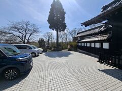 大きな門を抜けて急坂を登ってくると西山美術館駐車場です

無料・・・駐められる台数は少ないです

