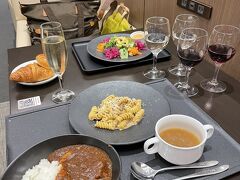 ＜成田空港サクララウンジ＞

始まりはいつもJALサクララウンジから。
グラスがたくさんありますが１人分です(^^)♪
