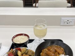 ＜サクララウンジ＞

今夜アメリカン航空の便でロサンゼルスへ移動します。
アメリカンは同じワンワールドで同じターミナル２のため、JALのサクララウンジが利用できました。

パーティーで食べたのに、ラウンジでもガッツリ（笑）