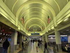＜ロサンゼルス空港＞

翌12.12早朝、ターミナル5に到着。
日本から来る友人にLINEすると、ターミナル４のアメリカン航空フラッグシップラウンジにいるとのこと。
ターミナル４へは歩いて移動できました。