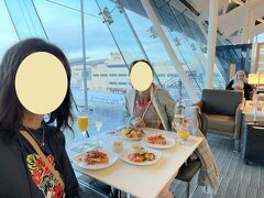 ＜アメリカン航空フラッグシップラウンジ＞

無事、合流♪
これからヨロシクね☆彡
ここのお食事＆お酒、とても美味しかったです。
特に目の前で作ってくれるサーモンのオープンサンドとシャンパン、最高でした。
また利用したいくらいです（＾＾）