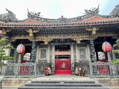 台北で一番人気のパワースポット、
龍山寺（ロンシャンスー）。
1738年に創建の、台北最古の寺院。
 三進四合院の建築様式で、
2018年には国定古跡に認定され、
ご本尊の観世音菩薩をはじめ100以上の神様を祀り、
ご利益は恋愛、仕事や学業、安産に健康など。
