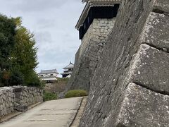 今日の予定は、別行動の友人夫婦と合流するまで、松山城を観光。

天守までは、リフトを利用できますが、
朝のウォーキングを兼ねて歩きました。
立派な石垣で囲まれた上り坂を歩きます。