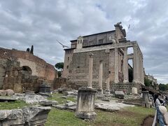 フォロ・ロマーノ。
ローマの人々が集まる場所、という意味です。
ローマ帝国の中心で、さまざまな機能をもった場所が遺跡として残っています。