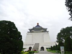 中正記念館は蒋介石を記念する白亜の大理石の建物です。

展示室などがあるとはいえ、銅像のために建てられた建物にしては大きすぎる。