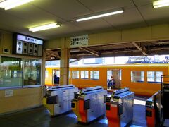 西桑名駅は改札口に次の電車の行き先（4つのうちのどれか１つ）の電球が光るシステムでした