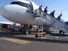 幸い何事も無く、カルタヘナ着。
一時間遅れだが、その程度のロスで済んで、本当に助かった。
何しろ、カルタヘナは1泊だけなのだから。

空港に着いたら、とりあえず、SIMをゲットして、通信環境を整えないと。
…と思ったが、スタンドはどこにも無し。
タクシーの手配をしている男性に呼び止められたので、尋ねてみたら、
「SIMなら、外にしかない。この先の店だ。タクシーで行って、買ってからホテルへ行けば良い」と。
右も左もわからない土地で歩いて探すのは無理、と判断、タクシーに乗った。