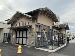 南海電車の諏訪ノ森駅舎は１９１９年建設で、外壁腰部の石貼りが特徴の建物です。

