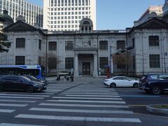 明洞の方向に歩いて行くと、旧朝鮮銀行本店がある。設計は辰野金吾の指導のもとで中村與資平が行い１９０７年に着工し、１９１２年に完成した。戦後、朝鮮銀行は解散し、１９５０年に建物を引き継いで韓国銀行が設立され中央銀行本店として使用された。現在は韓国銀行貨幤金融博物館として２００１年に開館した。