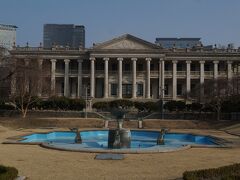 「石造殿は高宗が寝殿兼便殿として使用するために建てた洋式の石造建物で、イギリスの建築家ハーディングが設計し、１９１０年に完成した。基壇の上にイオニア式の柱を立て、中央に三角形に切妻屋根をのせた。１９世紀の新古典主義の様式で建てられ、建物の前面と東西両面にベランダを設けているのが特徴である。後に美術館として使用された」と記されている。内部見学はツアーのみ可能。