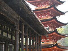 厳島神社のすぐ近く、
階段を上った丘の上の豊国神社へ。