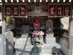 旧古河庭園側に歩くこと3分ほどにある駒込妙義坂子育地蔵尊。