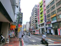 朝降っていた雨も止んでラッキー！台中の街並みを眺めつつ歩きます。
最初のホテルは台中駅から徒歩20分ほどの立地でした。
