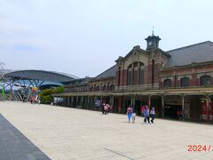 台中駅。堂々たる駅舎。さて、切符でも買いますか、と意気揚々と駅に向かいます。
あの奥に見えるのは新しい駅舎かしら？？
