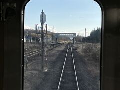 ■安平駅 (北海道勇払郡安平町）

安平駅を発車。上下本線の間に残る不自然なスペースは中線の跡でしょうか...?

出発信号機が駅のホームから離れた位置にあったり、右側には広い敷地があったりと、貨物列車が多く走っていた時代の名残を感じます。