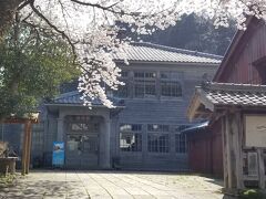 宿場館は、
昭和15年に村役場として建設され 現在も資料館として使われる建物
中は撮影禁止で、昔の鯖街道の写真などが見られます。

桜とクラシックな建物が大いに映えるのですが
午後のこの時間は逆光になり残念でした。