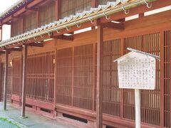 千本格子が立派な邸宅は、藩御用商人で大問屋の菱屋さん

現在はSOL’S COFFEEさんが入られ
古民家宿泊[八百熊川]さんの拠点としても使われる建物です。