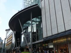 ラッフルズをあとにして、シンガポールの銀座通り「オーチャード」にやって来ました。
目的はお土産を買うこと。

まずはスケッチャーズのスニーカーを求めに、通り沿いにあるショッピングセンター「パラゴン」へ。

なぜ、スケッチャーズかというと、日本では扱い店が減って通販にシフトしているから。
靴はやっぱり履き心地を試して買いたいでしょ。
昨年、6月に来た時は、サンテックでサンダル2足、買って帰りました。

パラゴンの店は品揃えが少なかったが、目的のスニーカーが買えて、免税手続きもできました～♪

【欲ばりな1日♪展望No.1スカイガーデン、チョンバル、ホランド、インド人街＊シンガポール下見の旅3】
https://4travel.jp/travelogue/11841179