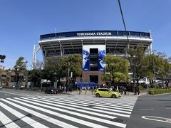 関内駅を降りて正面に立つハマスタ。