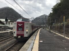 伯備線生山駅で国鉄型特急「やくも」の通過待ち。