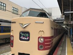 山陰本線米子駅、松江方面の列車に乗り換え。
待ち時間に到着した国鉄色の国鉄型特急「やくも」。
