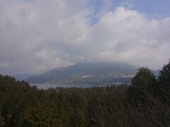 レンタカーで再び芦ノ湖を通って三島方面へ。途中、道の駅箱根峠でトイレ休憩。道の駅からは芦ノ湖が見えました。