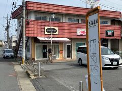 石塚車庫バス停。
正面に見えるお店が「はぴはぴクレープ」。
お店の中を覗いてみると、女子中学生と思しきグループ３人と若いご夫婦と思しき方々が待っておられたため、10分で提供されるとは思えず断念。前回もそうでしたが、常にお客さんがいて地元の人気店のようです。五十過ぎのおっさんには敷居が高かった。でも食べたかったなぁ。