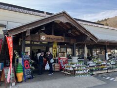 物産センター山桜。
駐車場はいっぱいで、店内も結構混んでいました。近くに観光地もないのになぜこれだけ人が集まっているのか不思議です。