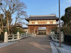 大手橋と大手門。
大手門は水戸城の正門でしたが、明治期に荒廃のため取り壊されてしまいました。これが、令和２年に復元しています。お城の正門がピカピカというのも新鮮です。
