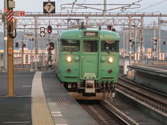 私が乗る反対方面への山陰本線の車両は、古い車両で、ホームには今のところ私と入線待ちの運転手さんのみ。。