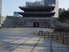 明洞に行く途中に崇礼門がある。朝鮮初代太祖が１３９８年に一度完成し１４４７年に改築した。漢陽の南側の正門として通称南大門と呼ばれていた。石段の中央にはアーチ型の門を形成する石壇があり、現存する韓国の城門建築のなかで最古の木造建築で、最大規模のもの。１９５２年に韓国国宝第1号に指定された。２００８年の火災で焼失し、２０１３年に復元し一般公開された。時間が早かったの中に入れず。