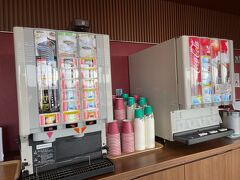 免税店で見たいものも無かったので、時間も少しあったのでカードのラウンジへ。

空いていて静かでゆっくりとジュースとお菓子を頂きながらワクワクしながら搭乗待ち。