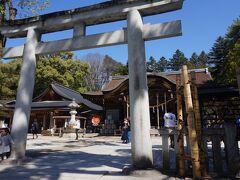 参道を進むと鳥居そしてその先に拝殿があります
