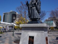 神社から20分ほどで駅前に戻りました
北口の駅前広場に武田信虎公像がありました
信玄の父親