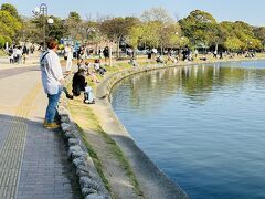 のんびりといい感じです♪
池の周りには遊歩道があります