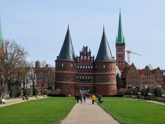 Holstentor（ホルステン門）

15世紀に建造された「ホルステン門」はレンガの重みで傾いていることでも有名。現在内部は、歴史博物館になっています。

