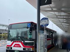 搭乗まで1時間あったので、1階バスターミナルからシャトルバスに乗って
ターミナル２へ

ターミナル２の前に降ろされるから、フライトパーク目的の人は、
素直に歩く歩道が便利。
シャトルバスは無料。