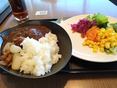 JALラウンジで遅い朝ご飯。

夫はカレー