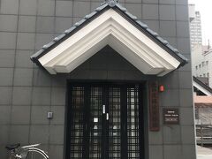 北の庄城址資料館。
柴田勝家が行った偉業を紹介。北ノ庄城に関する遺物や史料が展示されている。

入館料：無料
開館時間：9:00～17:00