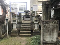 北ノ庄城跡より徒歩10分程の西光寺にある、柴田勝家とお市の方の墓。