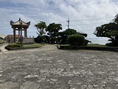 午後2時からツアーに付帯している島巡りに参加。

最初に行ったのは観音崎にある唐人墓。

1852年、ロバート・バウン号（石垣島唐人墓）事件で犠牲になった中国人のお墓。1971年建立です。