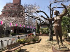 400mほど続く坂道は、かつて松平播磨守の上屋敷があったところで、現在も歩行者専用の中央分離帯とその両側に歩道があり、40mほどの幅広い坂道です。
中央分離帯には彫刻やベンチが設置されていて、のんびり散策が楽しめます。