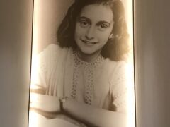 9:15～ アンネ・フランクの家の見学です。
すぐに予約枠が埋まるとのことで、予約可能になった日の夜に購入。
それでも朝イチは売り切れだったんです。

アンネの日記は、小学生の時に読んだ以来です。
そのため、あまり記憶にないんですよね。
勿論、予習(ネットで調べただけですが…)を行い、思い出します。

